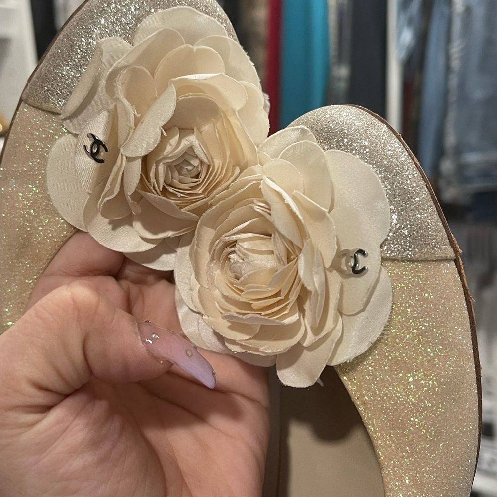 CHANEL Beige Glitter Camellia-Embellished Ballet Flats - Picture 2 of 13